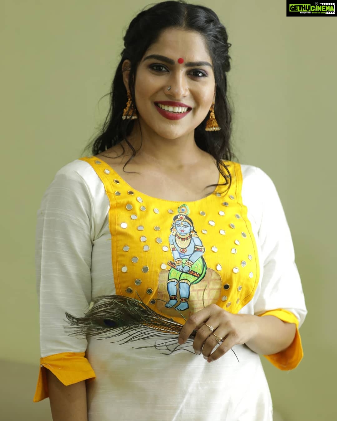 Swasika Instagram - "Krishna's love is like an ocean , you can see it's beginning but the beautiful thing is that , you can't see its end." #swasika #swasikavj #basanthi #krishnalove #malayalammovie #malayalamactress #malayalam #kerala #keralagram Wearing @navamimypassionyourfashion π· @kumar.s.aneesh