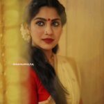 Swasika Instagram - നന്മയുടെകണികാണുവാന്‍ ഒത്തിരി സ്നേഹത്തോടെ എല്ലാവര്‍ക്കും വിഷു ആശംസകള്‍ @swayamvarasilksindia @swasikavj Photography: @sachinmohandasphotography Retouch @mridhul.vijay Mua : @parvathyrajsmakeupstudio Styling : @leirakuncysiby #swasikavj #swasika #swayamvarasilksindia #swayamvarasilks #keralagram #kerala #vishu #paikurumbiya #malayalam