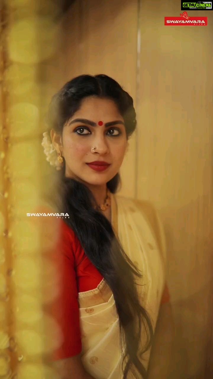 Swasika Instagram - നന്മയുടെകണികാണുവാന് ഒത്തിരി സ്നേഹത്തോടെ എല്ലാവര്ക്കും വിഷു ആശംസകള് @swayamvarasilksindia @swasikavj Photography: @sachinmohandasphotography Retouch @mridhul.vijay Mua : @parvathyrajsmakeupstudio Styling : @leirakuncysiby #swasikavj #swasika #swayamvarasilksindia #swayamvarasilks #keralagram #kerala #vishu #paikurumbiya #malayalam