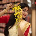 Swasika Instagram - നന്മയുടെകണികാണുവാന്‍ ഒത്തിരി സ്നേഹത്തോടെ എല്ലാവര്‍ക്കും വിഷു ആശംസകള്‍ @swayamvarasilksindia @swasikavj Photography: @sachinmohandasphotography Retouch @mridhul.vijay Mua : @parvathyrajsmakeupstudio Styling : @leirakuncysiby #swasikavj #swasika #swayamvarasilksindia #swayamvarasilks #keralagram #kerala #vishu #paikurumbiya #malayalam