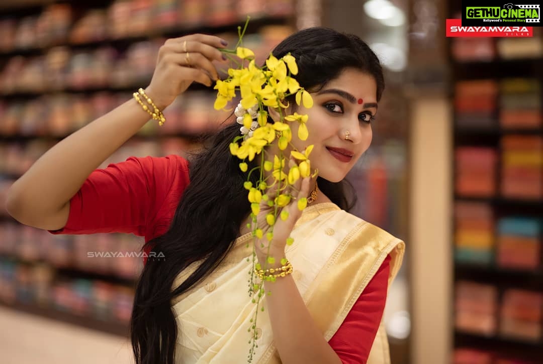 Swasika Instagram - നന്മയുടെകണികാണുവാന് ഒത്തിരി സ്നേഹത്തോടെ എല്ലാവര്ക്കും വിഷു ആശംസകള് @swayamvarasilksindia @swasikavj Photography: @sachinmohandasphotography Retouch @mridhul.vijay Mua : @parvathyrajsmakeupstudio Styling : @leirakuncysiby #swasikavj #swasika #swayamvarasilksindia #swayamvarasilks #keralagram #kerala #vishu #paikurumbiya #malayalam