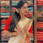 Swasika Instagram - നന്മയുടെകണികാണുവാന്‍ ഒത്തിരി സ്നേഹത്തോടെ എല്ലാവര്‍ക്കും വിഷു ആശംസകള്‍ @swayamvarasilksindia @swasikavj Photography: @sachinmohandasphotography Retouch @mridhul.vijay Mua : @parvathyrajsmakeupstudio Styling : @leirakuncysiby #swasikavj #swasika #swayamvarasilksindia #swayamvarasilks #keralagram #kerala #vishu #paikurumbiya #malayalam #reelitfeelit #swasikavlogs