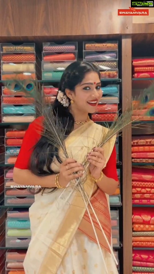Swasika Instagram - നന്മയുടെകണികാണുവാന് ഒത്തിരി സ്നേഹത്തോടെ എല്ലാവര്ക്കും വിഷു ആശംസകള് @swayamvarasilksindia @swasikavj Photography: @sachinmohandasphotography Retouch @mridhul.vijay Mua : @parvathyrajsmakeupstudio Styling : @leirakuncysiby #swasikavj #swasika #swayamvarasilksindia #swayamvarasilks #keralagram #kerala #vishu #paikurumbiya #malayalam #reelitfeelit #swasikavlogs