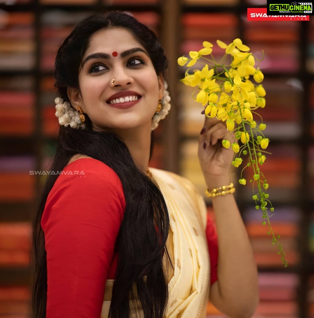 Swasika Instagram - നന്മയുടെകണികാണുവാന് ഒത്തിരി സ്നേഹത്തോടെ എല്ലാവര്ക്കും വിഷു ആശംസകള്. @swayamvarasilksindia @swasikavj Photography: @sachinmohandasphotography Retouch @mridhul.vijay Mua : @parvathyrajsmakeupstudio Styling : @leirakuncysiby #swasikavj #swasika #swayamvarasilks #vishu #kerala #malayalam #swayamvarasilksindia