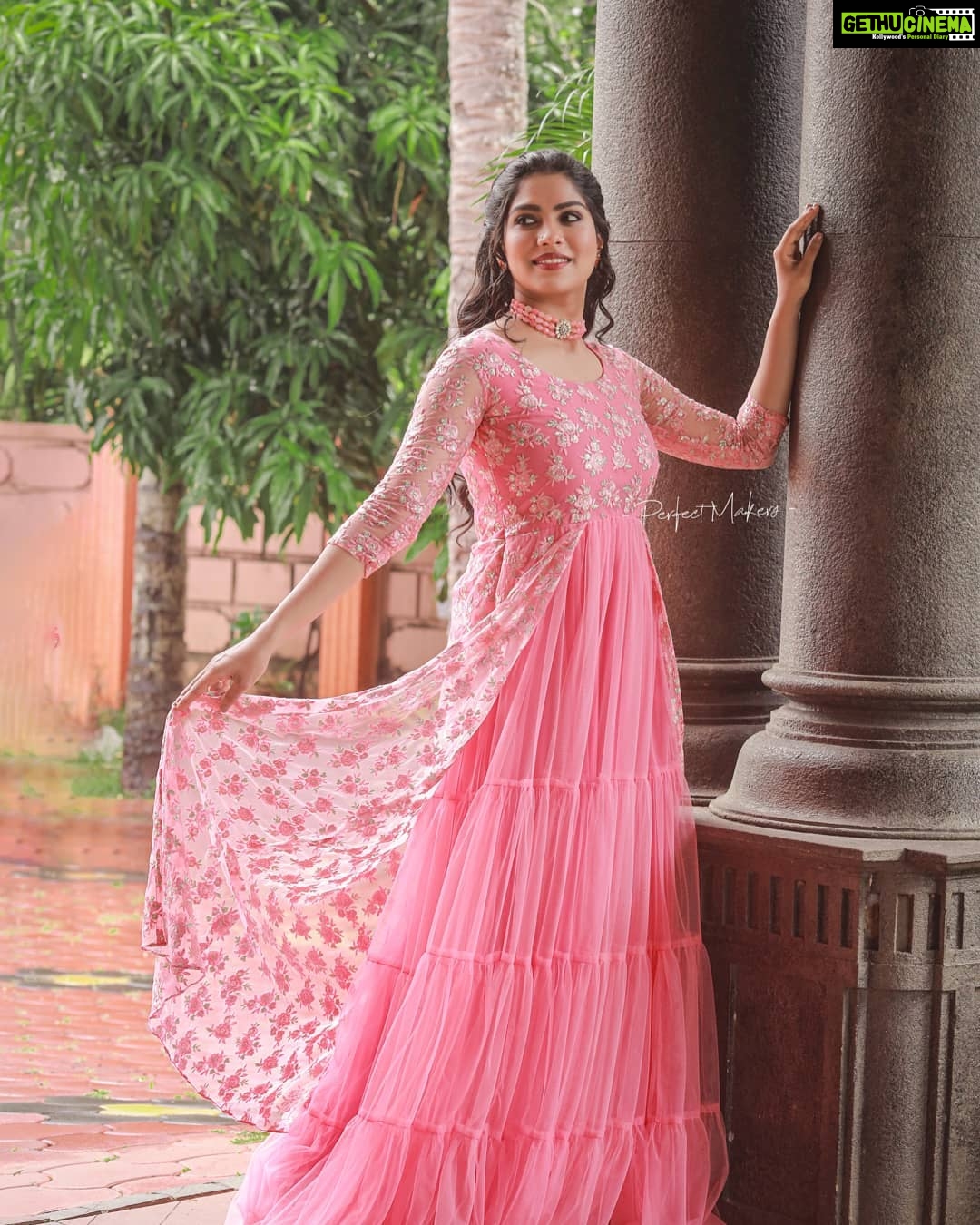 Swasika Instagram - Every girl has a bit of pink in her personality .Wear it loud and proud . Makeover: @abilashchicku Costume : @vedhikafashion Stylist : @nithinju Pics : @perfect_makers #swasika #swasikavj #amritatv #redcarpet #starmagic #malayalamactress