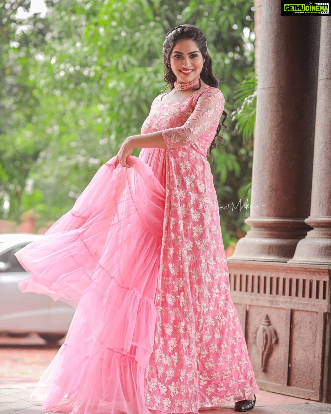 Swasika Instagram - Every girl has a bit of pink in her personality .Wear it loud and proud . Makeover: @abilashchicku Costume : @vedhikafashion Stylist : @nithinju Pics : @perfect_makers #swasika #swasikavj #amritatv #redcarpet #starmagic #malayalamactress