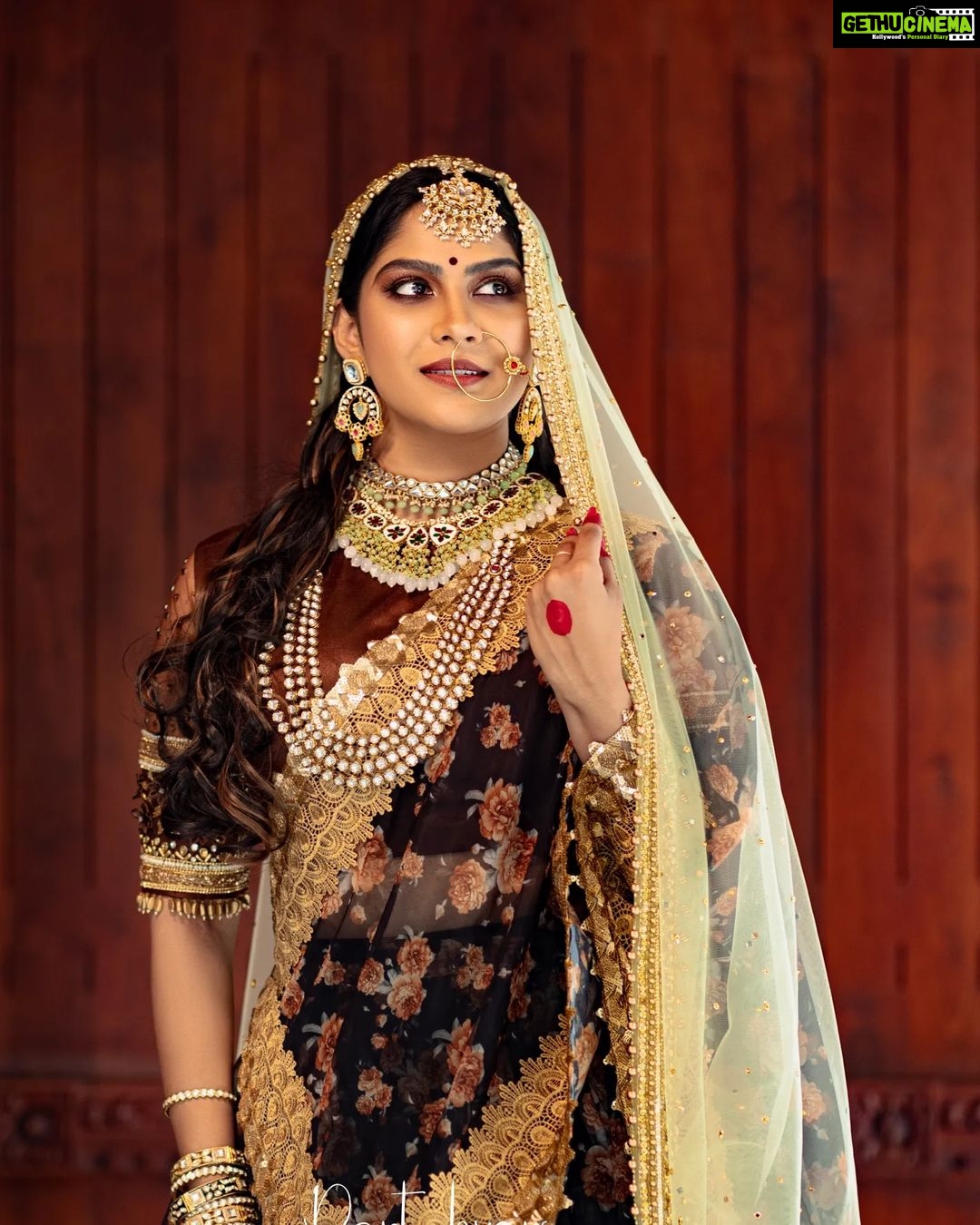 Swasika Instagram - Adorning in some floral prints, heavy Jewelleries and bold makeup , all blended to show the Queen Look ! Photography: @partylovers___wedding_stories_ Duppata : @ridah_designs Costume : @chaithra__creations Ornaments: @golden_cup_fashion_jewellery Mua : @diksha_bridalhub #swasikavj #swasikaactress #bridallehenga #queenlook #bridallook #malayalammovies #telugumovies #tamilmovies #apsara