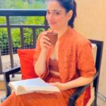 Tamannaah Instagram - Miss B's a 10 but…...🧋😂 Mixing up some fun with goofiness and giving my desi heart a videshi delight. Nominating my dearest friend @kajalaggarwalofficial and all of YOU to take this challenge and show me your version of "She's a 10...." Can't wait to be surprised! #shesa10 #challenge #dilhaihindustani
