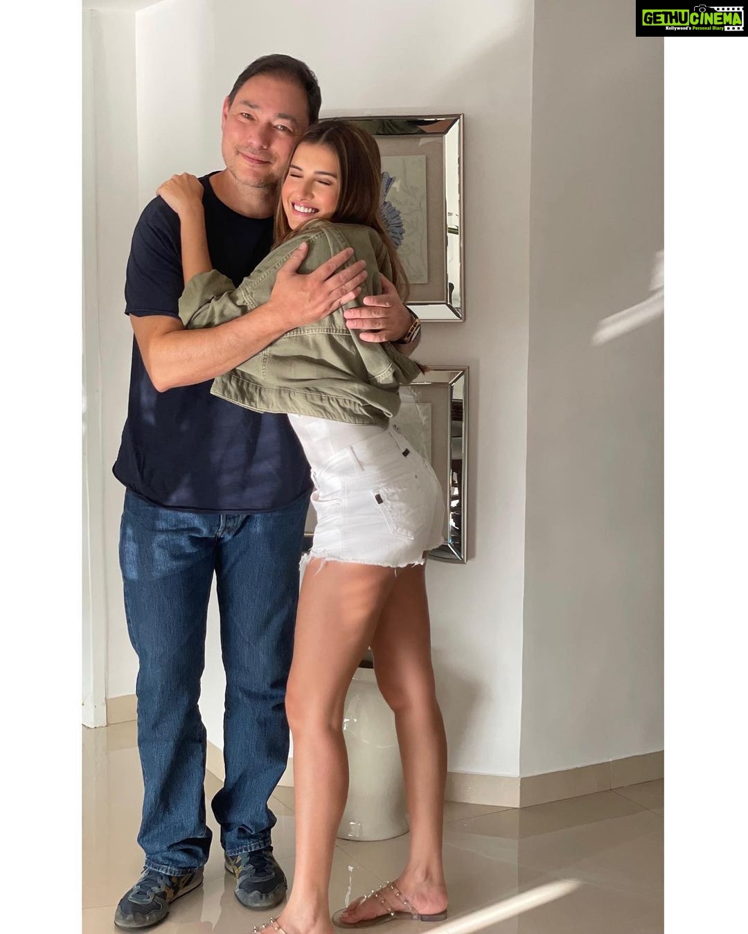 Tara Sutaria Instagram - Reunited at last!!! Elated to be with our beloved Kelly.. We have missed you so.. @manfrombhutan #Family 🖤