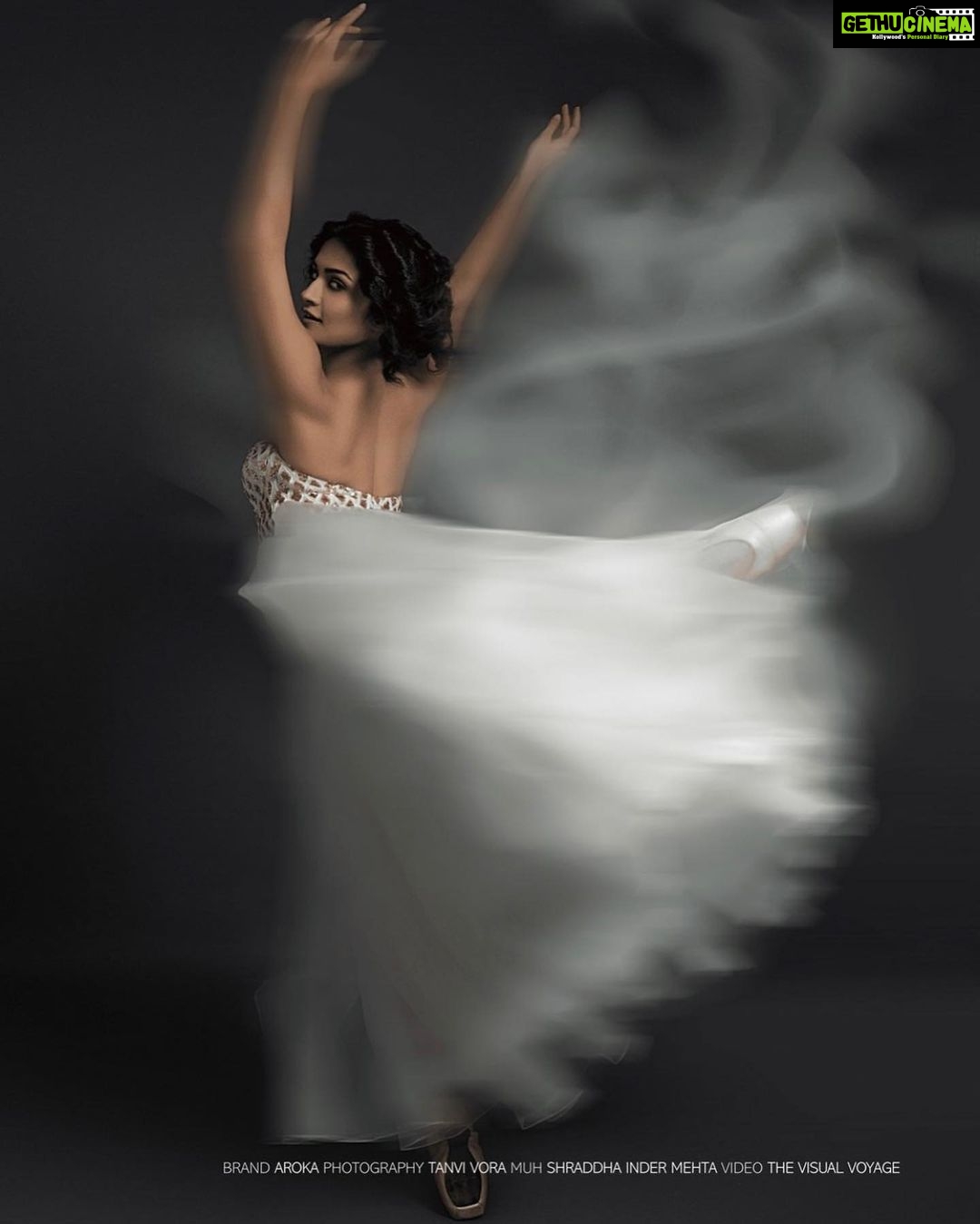 Tara Sutaria Instagram - Here she is. The real and truest star of our family. The hardest worker in any room, a most gifted ballerina and patron of every form of the arts. The woman I am proudest of in the whole world. For her selfless and generous contribution to students of all ages in and outside of her dance school @icmdindia, for her extreme passion for dance education in India and for being just the best at what she does. I am so proud to be your twin, but most of all of the lady you have grown to be, my P. Shine on. I’m with you, loud and proud everyday. 🥺❤️ @piasutaria