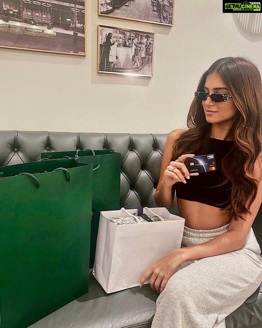 Tara Sutaria Instagram - Walking around on the beautiful streets of London, enjoying some shopping, some binge-eating and sightseeing is even more fun and convenient with @mastercardindia @thomascookofficial's Borderless Prepaid card. It’s my favourite companion when I travel abroad because it’s safe, secure, convenient, and gives you a chance to enjoy some unique offers! @thomascookindiaforex. #Collaboration