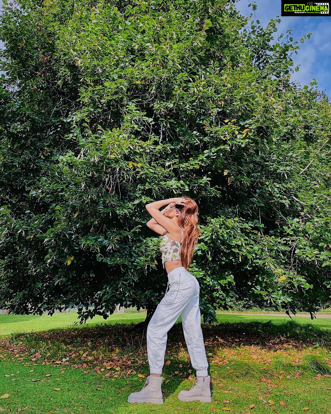 Tara Sutaria Instagram - Don’t blame it on the sunshine🦋🌳⚡️🍁☀️ Ashridge Estate