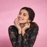 Tara Sutaria Instagram - Foundation that feels like second skin! Love how lightweight this @bobbibrownindia Skin Long-Wear Weightless Foundation feels. I’m wearing the shade Warm Beige.. A major bonus – it lasts 16-hours and is humidity & sweat resistant, and the mini size now comes at a mini price! Could a girl ask for more? 😉🤷🏻‍♀️🤍