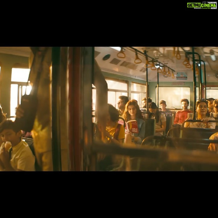 Tara Sutaria Instagram - 🚌🧍🏽♂️🧍🏽♀️🎵 feat. 🦜 & ⭐️ @kartikaaryan @engagebyitc 💜