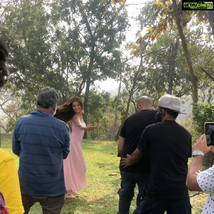 Tara Sutaria Instagram - When you get to improvise on set! πΈπ€