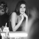 Tara Sutaria Instagram - Back to the 90’s🖤Back to black and white for our routine #PostPackUpShot 📸🎵 @avigowariker