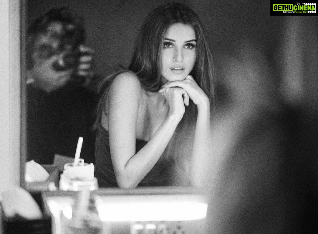 Tara Sutaria Instagram - Back to the 90’s🖤Back to black and white for our routine #PostPackUpShot 📸🎵 @avigowariker