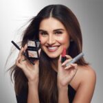 Tara Sutaria Instagram - I’ve got all I need to shine bright this festive season! ✨🦋 Introducing @bobbibrownindia's NEW & EXCLUSIVE Festive Shades Essentials Kit! This kit has an assortment of all my beauty favorites, featuring: ✨ Mini Crushed Lip Color in Babe ✨ Mini Smokey Eye Mascara ✨ Mini Highlighting Powder in Pink Glow ✨ Full-size Long-Wear Eye Pencil in Jet Valued at Rs.7,550, yours for Rs.4,500. Get your hands on this limited-edition kit at your nearest Bobbi Brown store or online on @shoppers_stop. #BobbiBrownxTaraSutaria #BobbiBrownIndia #BobbiBrown
