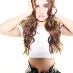 Tara Sutaria Instagram - Blame it on the boogie😉🤍🎧