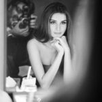Tara Sutaria Instagram - Back to the 90’s🖤Back to black and white for our routine #PostPackUpShot 📸🎵 @avigowariker