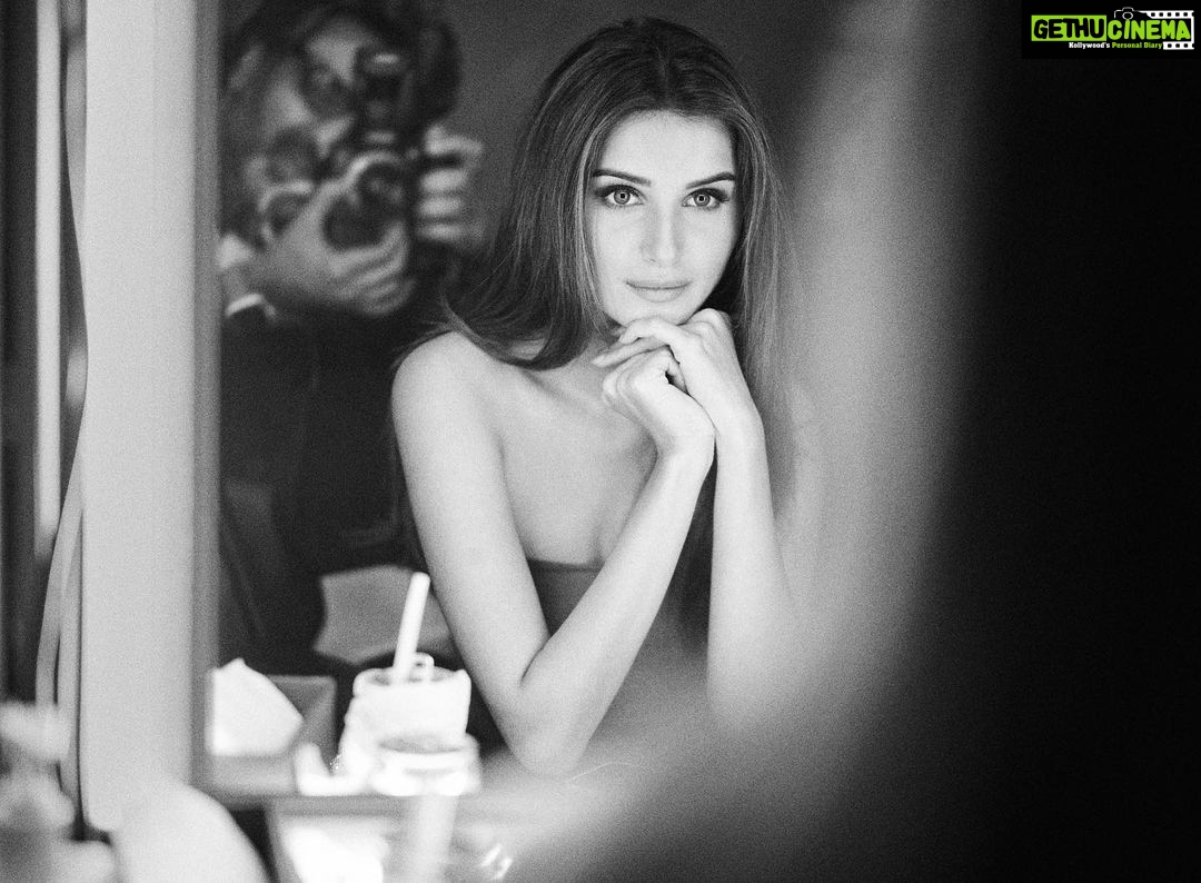 Tara Sutaria Instagram - Back to the 90’s🖤Back to black and white for our routine #PostPackUpShot 📸🎵 @avigowariker