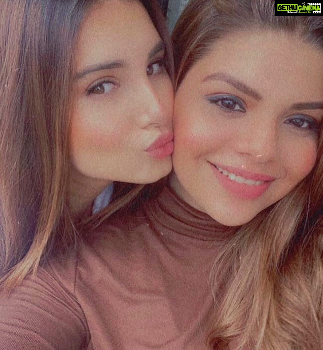 Tara Sutaria Instagram - πΈπ€πΈ Sisters are special. :) πΈπ€πΈ