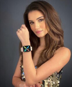 Tara Sutaria Instagram - My new obsession! This sleek and versatile accessory is now my go-to for every occasion!
It has an amazing display, dynamic features like VOOC Flash charging and Fitness & Health Tracking!
It definitely is #DesignedToImpress #OPPOWatch 🤍