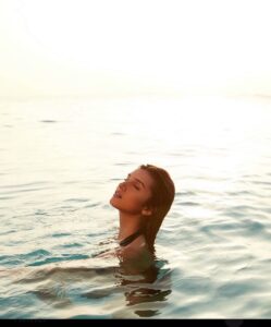 Tara Sutaria Instagram - Where I want to be🌊 Behind the scenes and riding the waves with @rahuljhangiani @globalspa_mag
