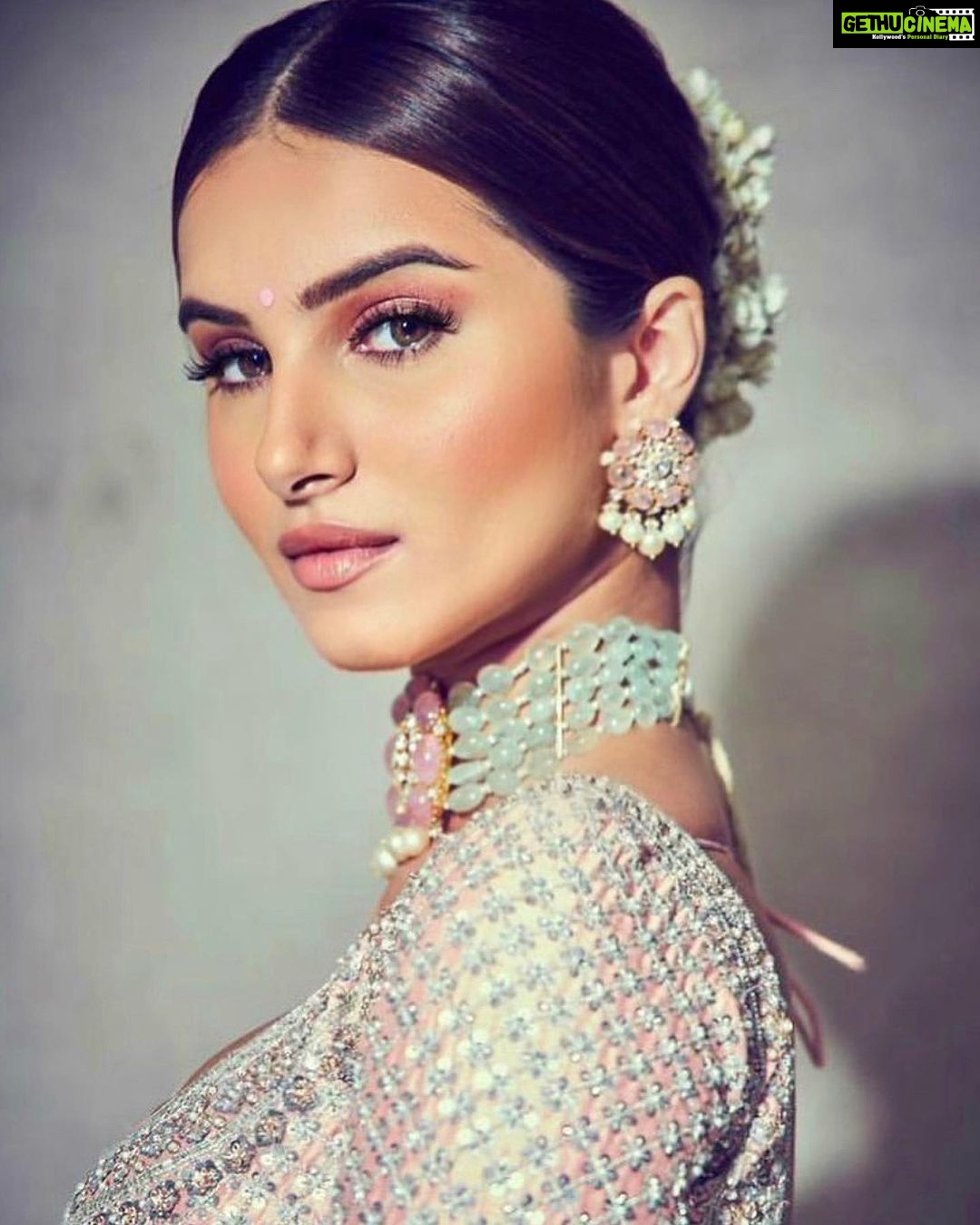 Tara Sutaria Instagram - #anissamaangayi🌸💖💕
