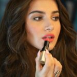 Tara Sutaria Instagram - @bobbibrownindia and I like to keep it cheeky😉📸💄 #CheekyPeach#BobbiBaby