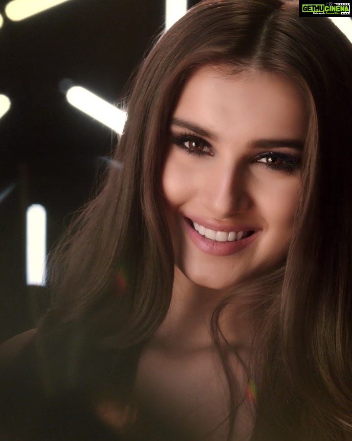 Tara Sutaria Instagram - Fresh-face by day, smouldering by night. Explore some of the best BTS moments from my #FestiveShades with @bobbibrownindia! Head over to their stories to see how you can re-create both my looks all festive season! #BobbiBrownIndia