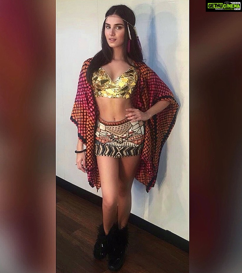 Tara Sutaria Instagram - Playing dress up with @manishmalhotra05 #SOTY2🖤💫