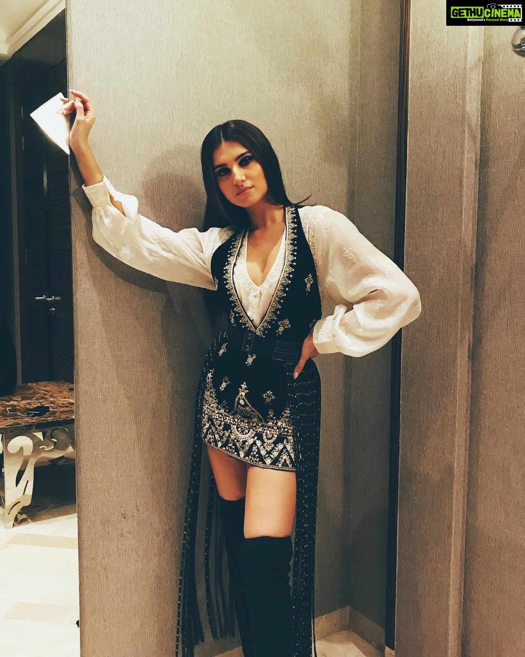 Tara Sutaria Instagram - Another first today.... 💃 At #LFW with @labelritukumar 🖤