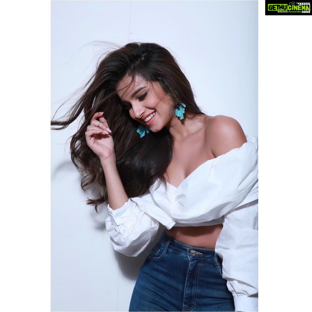 Tara Sutaria Instagram - Happy days are here again🖤 @lakshmilehr @mehakoberoi @shikha298 📷 @mohitmulchandaniphoto