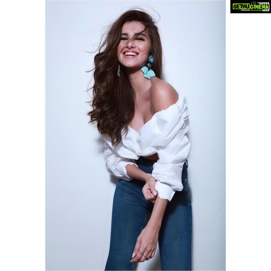 Tara Sutaria Instagram - Happy days are here again🖤 @lakshmilehr @mehakoberoi @shikha298 📷 @mohitmulchandaniphoto