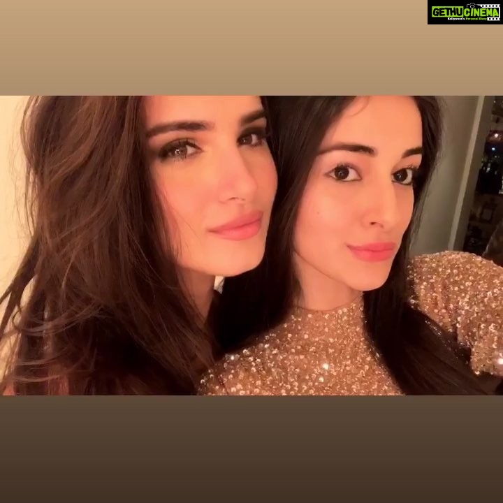 Tara Sutaria Instagram - 2019, we have a whole lot of love (winks and kissies) for you! 💕🎉🌸 @ananyapanday