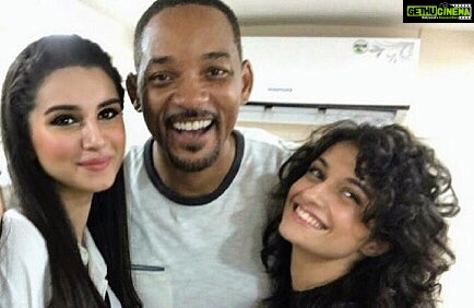Tara Sutaria Instagram - So stoked to have @willsmith on set today!!! 🎬🌟 #StudentOfTheYear2