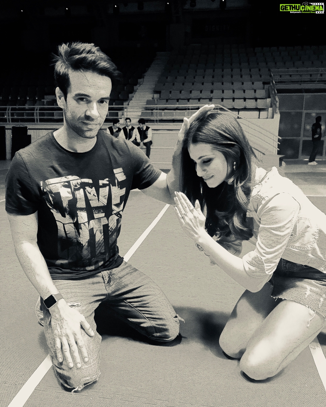 Tara Sutaria Instagram - Looks like every day is Guru Purnima on set🎓❤️🙏🏻 #SOTY2 @punitdmalhotra