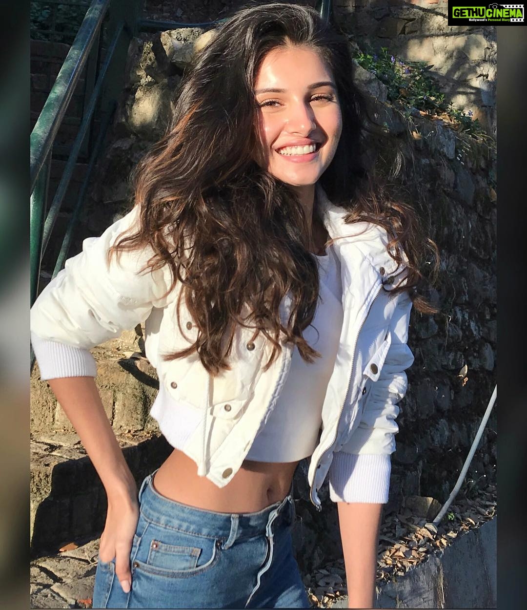 Tara Sutaria Instagram - Mussoorie mornings 🎬☀️🍂🌈 #SOTY2