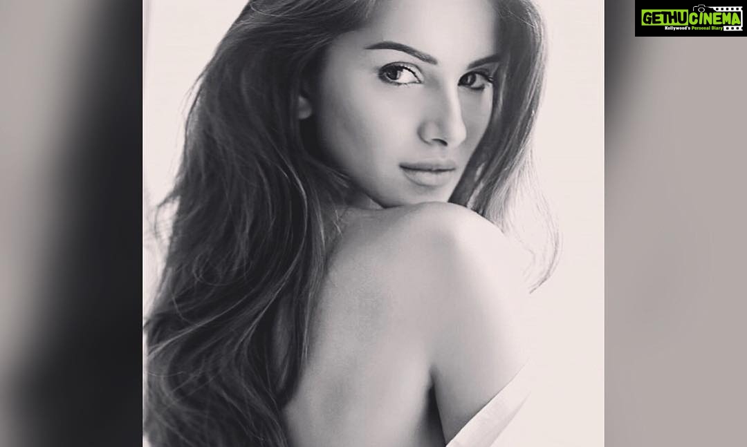 Tara Sutaria Instagram - @sashajairam remember this? 😉❄️