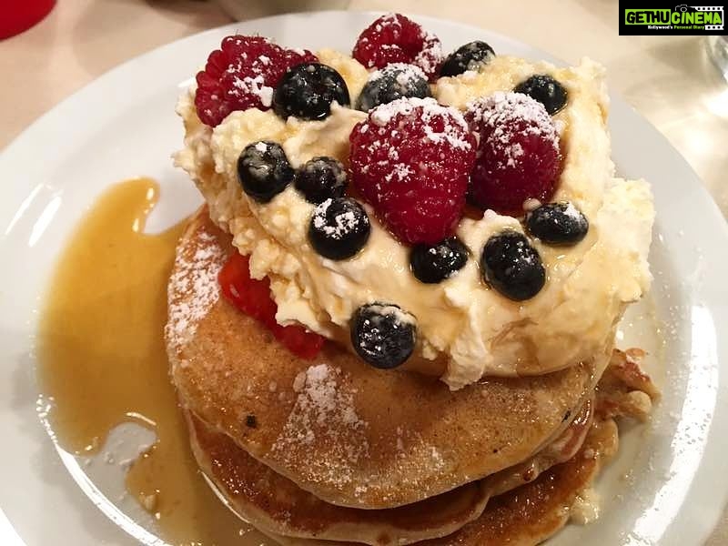 Tara Sutaria Instagram - Take me back! #londres 🇬🇧🍳🍩☕ The Breakfast Club - Soho - London