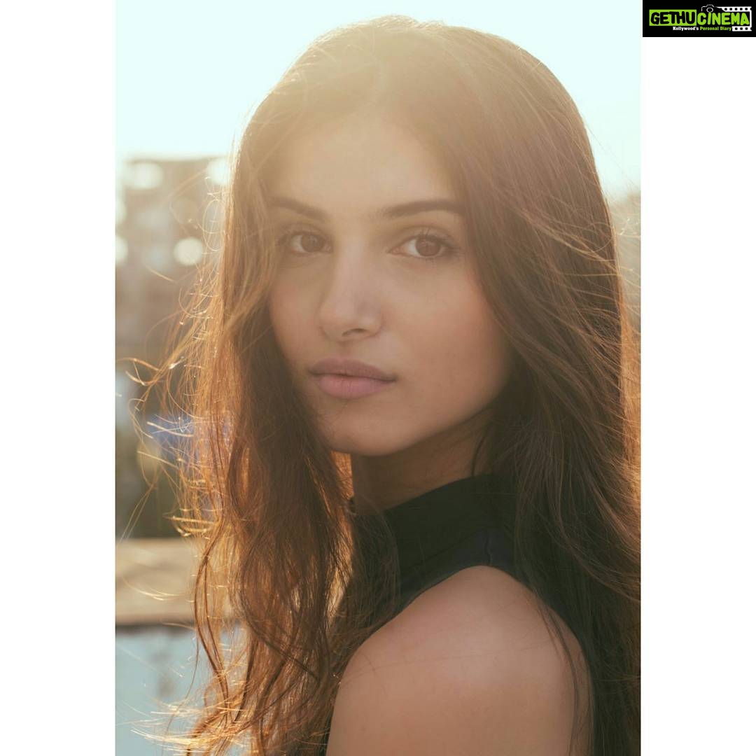 Tara Sutaria Instagram - Unplanned photo session with the neighbour :) @rohanmehra #fav