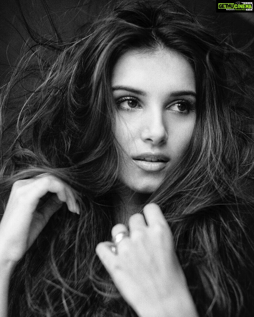 Tara Sutaria Instagram - Oh, FC! @farrokhchothia