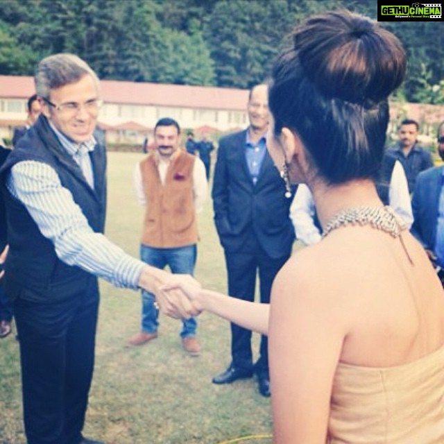 Tara Sutaria Instagram - Pre concert, Srinagar. Thank you for such kind words and for coming, Mr. Abdullah! The Lalit Grand Palace Srinagar