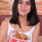 Tejasswi Prakash Instagram – Toh aap sab kiski wait kar rahe ho? Aap bhi apni craving puri karo iss long weekend and order the limited-edition KFC Special 15 Bucket, for the first time in India, along with some refreshing @pepsiindia! 🤘 

Hurry and order now! From the KFC app, or your nearest @kfcindia_official restaurant. Offer valid till 17th August only! 🤩🍗

 #KFCspecial15 #LimitedEdition #SwagWaliPepsi