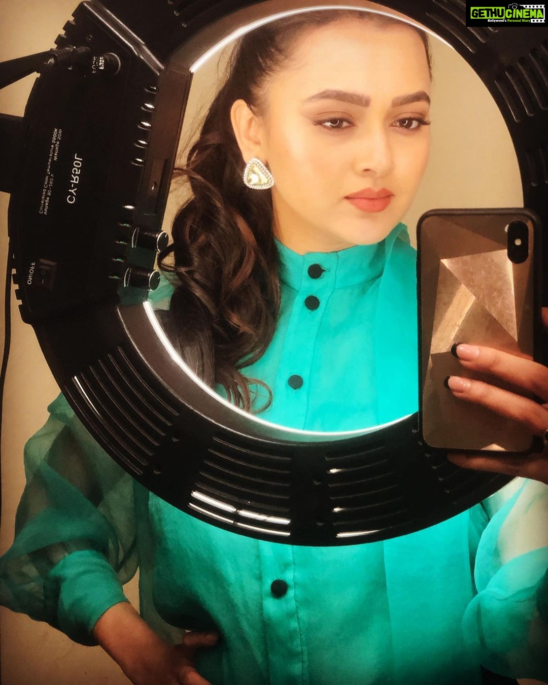 Tejasswi Prakash Instagram - From the times when I used to shoot 🙈 and if there happened to be a good light...I would do anything to take a good mirror selfie...this one’s from the shoot of intezaar... . . . #waiting #waiting #and #yep #prettymuch #stayinghome