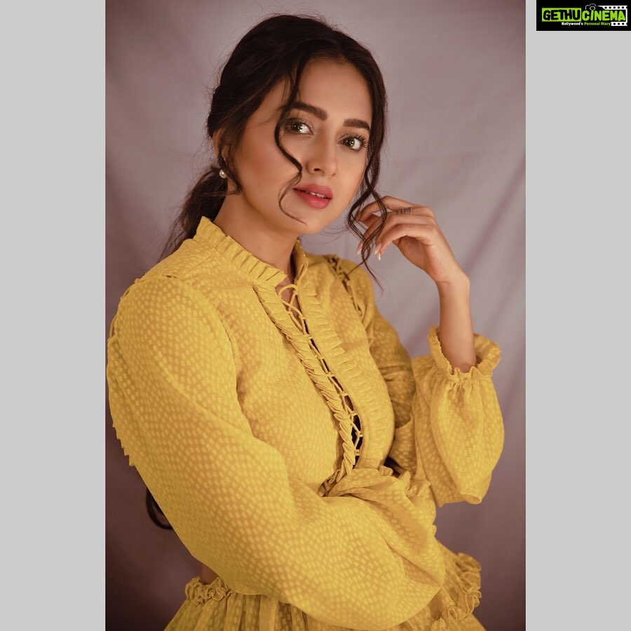 Tejasswi Prakash Instagram - 💛💛 . . 📸 @kirz_photography Outfit @thegarmentdistrictdel Footwear @chinicdesigns_by_chini_chouhan Styled by @saachivj Assisted by @sanzimehta777 @nancyshahh @nehha_o Makeup @rehmansiledar Hair @zulekha333 #sundayfunday