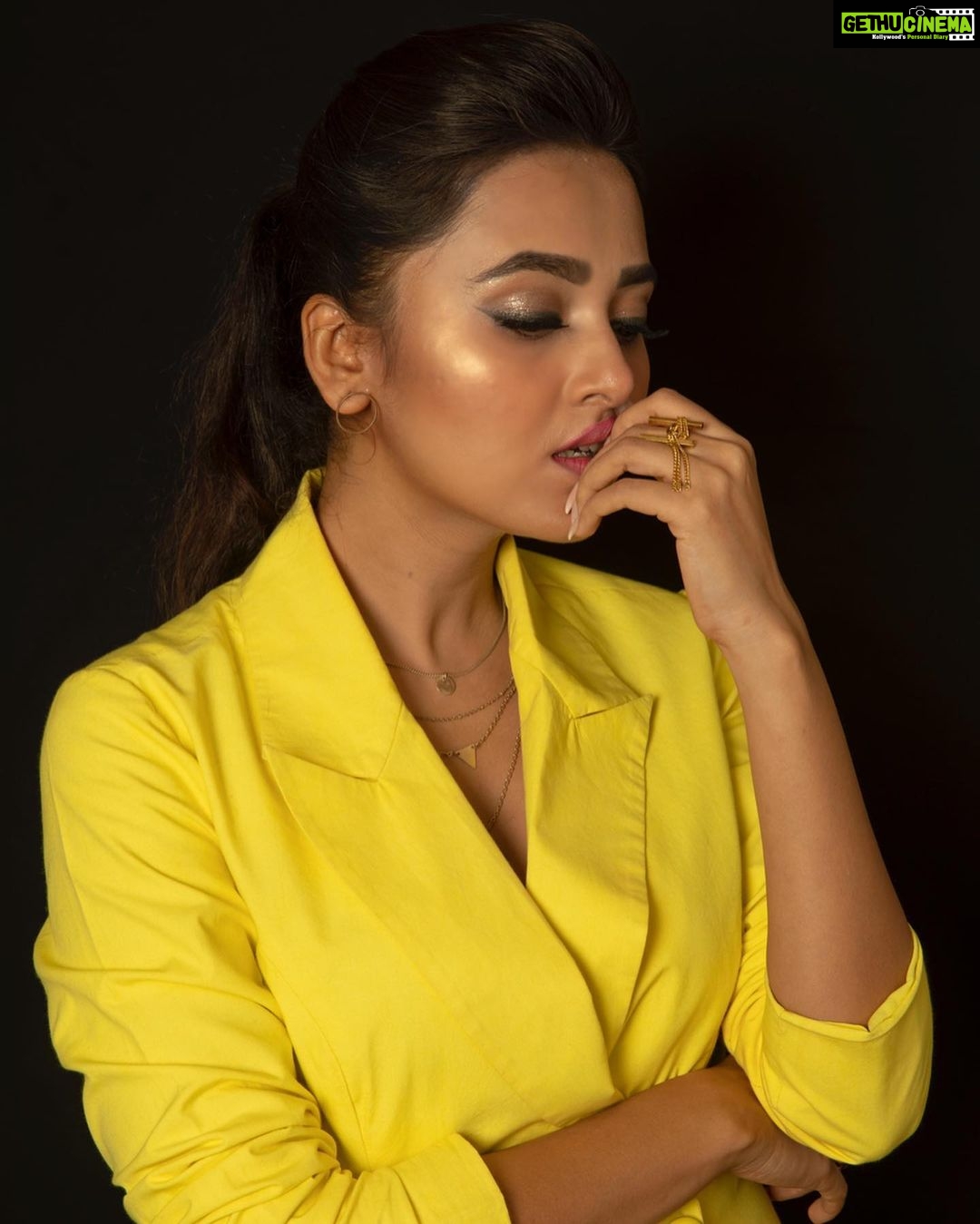 Tejasswi Prakash Instagram - All set neon . 📸 @kirz_photography Outfit @nayantaraa Footwear @intoto.in Styled by @saachivj Assisted by @sanzimehta777 . #shirtdress #allset #contrast