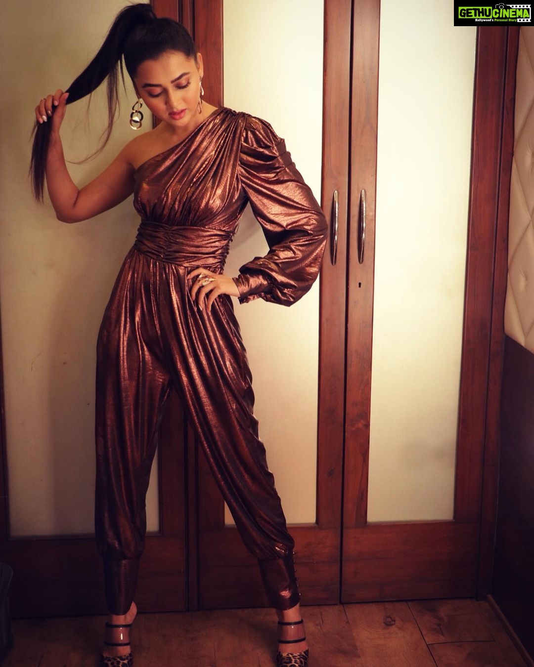 Tejasswi Prakash Instagram - If at first you don’t succeed...fix your ponytail and try again... . . Ready for #khatrokekhiladi ? . Outfit @the_fashion_gaga Heels @fyorindia Ring @aquamarine_jewellery Styled by @saachivj Assisted by @sanzimehta777 @nehha_o Makeup by @rehmansiledar Hair by @zulekha333 . #promotions #bigboss13 #vanityroom