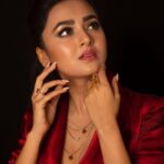 Tejasswi Prakash Instagram - Embrace those things that make you unique... . . 📸 @kirz_photography Styled by @saachivj #paint #it #red